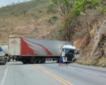 Carreta em “L” interdita BR-381, na Grande BH