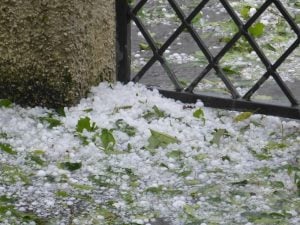 Nesta sexta-feira (18), o Inmet emitiu alerta para temporal em 406 munic&iacute;pios mineiros. As chuvas podem atingir at&eacute; 100 mm