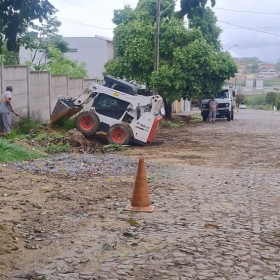 Divinópolis: prefeitura realiza capina e limpeza em ruas da cidade