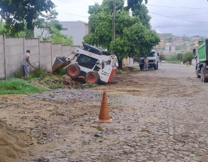 Divin&oacute;polis: prefeitura realiza capina e limpeza em ruas da cidade