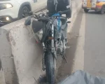 Jovem morre após moto bater contra poste no Anel Rodoviário de BH