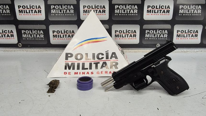 Menor &eacute; apreendido com r&eacute;plica de pistola em Divin&oacute;polis: 'Achei jogado na rua'