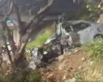 Sargento da PM morre após carro bater em árvore e capotar, no bairro Camargos, em BH