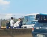 Vídeo: Acidente entre ônibus, moto e carro deixa feridos na Fernão Dias, na Grande BH