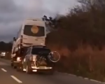 VÍDEO: Carro invade contramão na BR-381 e bate em carreta e ônibus na Grande BH