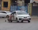 Vídeo: Taxista reage à tentativa de assalto e ladrão é arrastado pela porta na Grande BH
