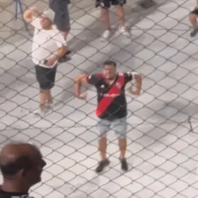 Vídeo: Torcedor do River faz gestos racistas em direção à torcida do Atlético