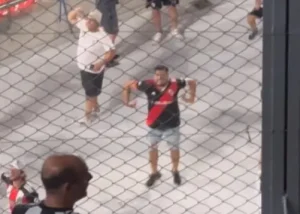 V&iacute;deo: Torcedor do River faz gestos racistas em dire&ccedil;&atilde;o &agrave; torcida do Atl&eacute;tico