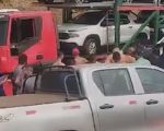 Vídeos: Motorista apanha de populares após provocar acidente na Grande BH