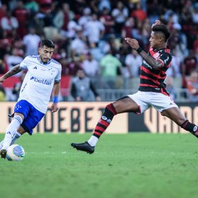 Cruzeiro ainda lutando pelo G6 recebe Flamengo alternativo pelo Brasileirão. A Minas FM transmite.