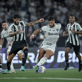 Galo encara o l&iacute;der, na pr&eacute;via da Libertadores. Atl&eacute;tico x Botafogo. A Minas FM transmite.