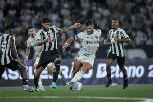 Galo encara o l&iacute;der, na pr&eacute;via da Libertadores. Atl&eacute;tico x Botafogo. A Minas FM transmite.