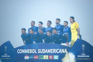 &ldquo;La Bestia Negra&rdquo; vai atr&aacute;s da &ldquo;Grande Conquista&rdquo;. Vale o t&iacute;tulo da Sul-Americana. Cruzeiro x Racing. A Minas FM transmite.