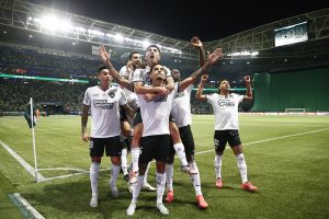 Botafogo vence a &ldquo;final&rdquo; diante do Palmeiras e est&aacute; perto de ser campe&atilde;o brasileiro.
