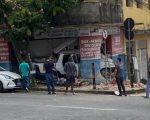 Urgente: Caminhonete invade comércio no Centro de Divinópolis
