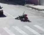 Vídeo: Motociclista tenta fazer manobra e cai no Centro de Divinópolis