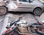 São Sebastião do Oeste: Mulher perde controle da direção em curva e colide carro com moto