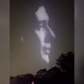 Drones de Alok projetam rosto de Ayrton Senna no céu de Interlagos