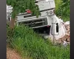 Vídeos: Caminhão com carga de paçocas tomba em Itapecerica