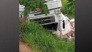 V&iacute;deos: Caminh&atilde;o com carga de pa&ccedil;ocas tomba em Itapecerica