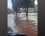 Chuva causa alagamento em ruas de Divinópolis; veja vídeos