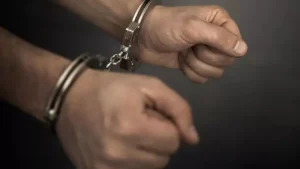 Morador de rua com mais de 50 passagens furta doces e refrigerante em Divin&oacute;polis
