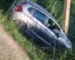 Divinópolis: Carro desgovernado colide com poste