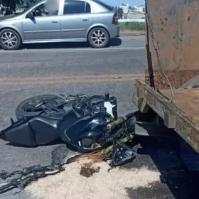 Motociclista fica gravemente ferido em colis&atilde;o com caminh&atilde;o na MG-050 em Ita&uacute;na