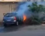 Carro pega fogo em Divinópolis