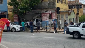 Idosa teve mal s&uacute;bito antes de carro invadir loja na av. Paran&aacute;