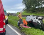 Casal e criança são socorridos por Bombeiros de Oliveira após capotamento de carro na BR-381