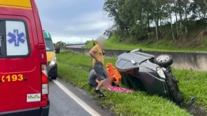Casal e crian&ccedil;a s&atilde;o socorridos por Bombeiros de Oliveira ap&oacute;s capotamento de carro na BR-381