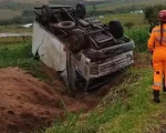 Formiga: Caminhão carregado com roupas e tecidos tomba na MG-050