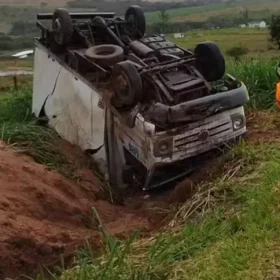 Formiga: Caminh&atilde;o carregado com roupas e tecidos tomba na MG-050