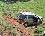 Motorista perde controle de veículo e cai em abismo
