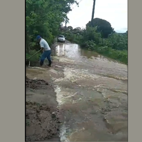 Forte chuva causa alagamento em estrada de Divinópolis