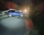 Divinópolis: Poste cai em carro e bloqueia pista; veja vídeo