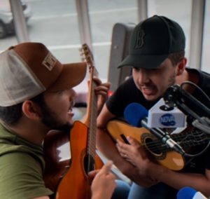 Jo&atilde;o de Souza e Bonif&aacute;cio visitam o Est&uacute;dio de Vidro da R&aacute;dio Nova Sertaneja BH 94.5