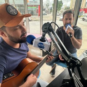 Cristiano e Raphael encantam fãs no Estúdio de Vidro da Rádio Nova Sertaneja em BH