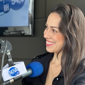 Jéssica Rodrigues emociona fãs no Estúdio de Vidro da Rádio Nova Sertaneja BH 94.5