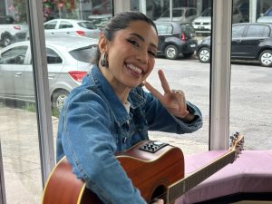 Cantora Amanda Alves encanta f&atilde;s no Est&uacute;dio de Vidro da R&aacute;dio Nova Sertaneja BH 94.5