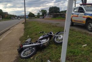 Dois menores ficam feridos ap&oacute;s perderem controle de moto, na MG-050 em Divin&oacute;polis