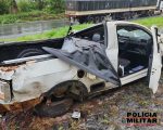 Camionete acerta barranco, roda e capota na BR-354 em Arcos; motorista fica gravemente ferido