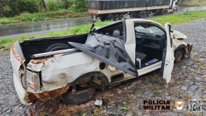 Camionete acerta barranco, roda e capota na BR-354 em Arcos; motorista fica gravemente ferido