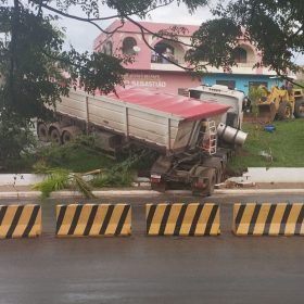 Carreta perde o controle e para em canteiro às margens da BR-352 em Pitangui