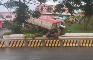 Carreta perde o controle e para em canteiro &agrave;s margens da BR-352 em Pitangui