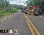 Carreta com carvão tomba e deixa motorista ferido na BR-352 em Onça do Pitangui