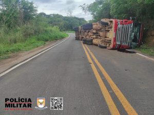 Carreta com carv&atilde;o tomba e deixa motorista ferido na BR-352 em On&ccedil;a do Pitangui