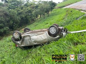 Homem fica ferido em acidente que deixa carro capotado na MG-050 em Pedra do Indai&aacute;
