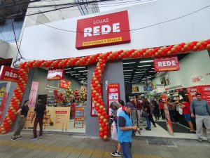 Lojas Rede inaugura mais uma loja em Divinópolis, com estúdio da Nova Sertaneja